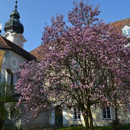 Haus Der Begegnung Heilig Geist Hotel Burghausen Exterior photo